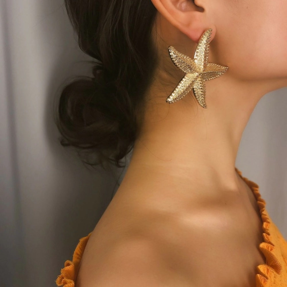 Gold Starfish earrings!